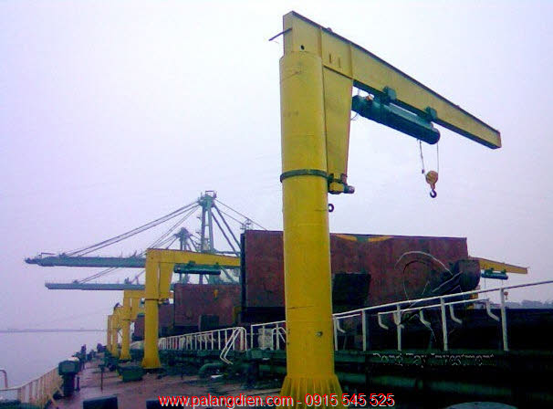 Cầu trục xoay ngoài cầu cảng